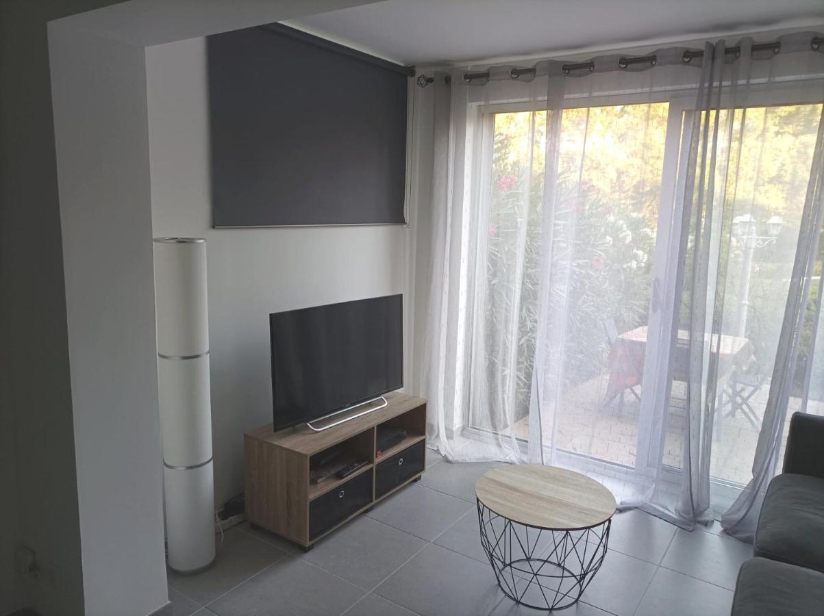 Charmant studio dans un havre de verdure Saint-Raphaël Extérieur photo